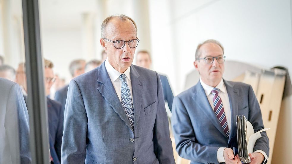 Unionsfraktionschef Merz und CSU-Landesgruppenchef Dobrindt haben in puncto Commerzbank viele Fragen an die Bundesregierung. (Archivfoto Foto: Kay Nietfeld/dpa