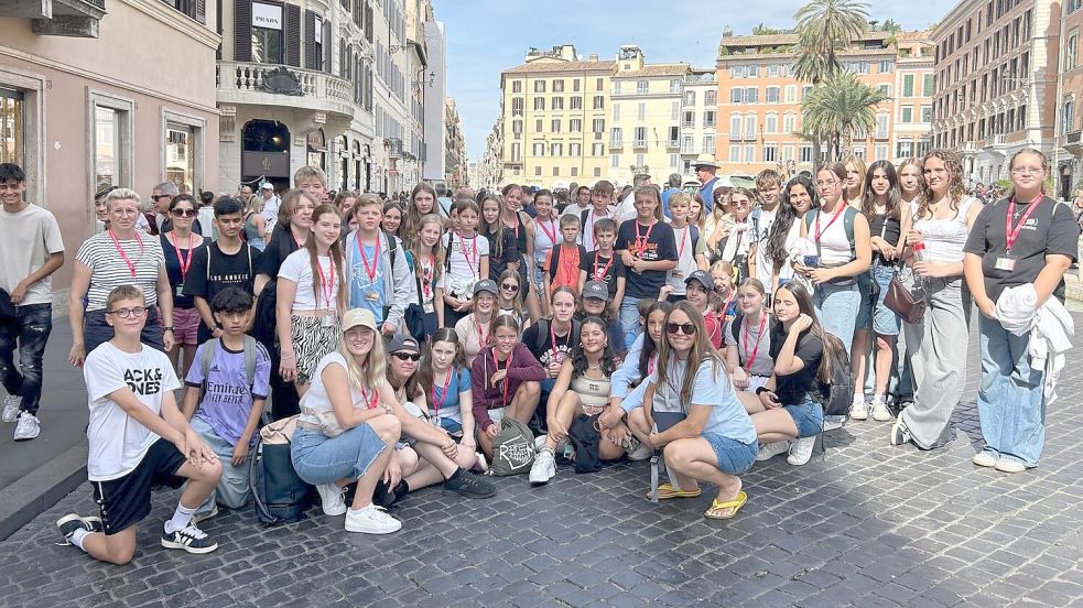 In den Straßen von Rom stellen sich einige Schüler, Lehrer und Betreuer zum Gruppenbild auf. Foto: Gymnasium