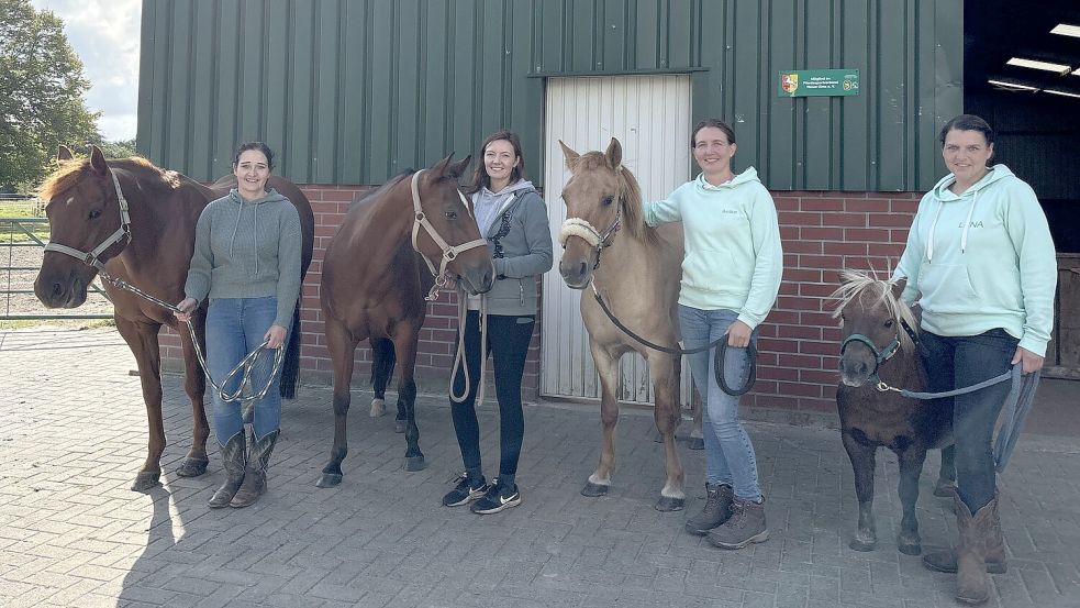 Die vier Reittherapeutinnen Kimberly Grüner (von links) mit Wizard, Lisa Blank mit Julchen, Antke Schulte mit Emma und Lena Jansen mit Nunu betreuen auf ihrem Hof verschiedene Klienten und Klientinnen. Foto: Spindler