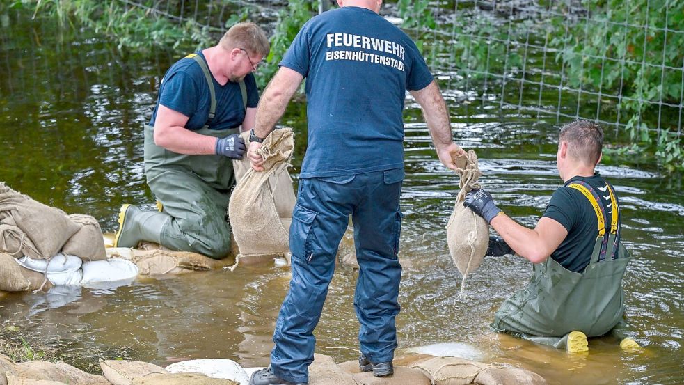 Halten die Deiche? Einsatzkräfte dichten bei Vogelsang im Oder-Spree-Kreis Sickerstellen ab. Foto: Patrick Pleul/dpa