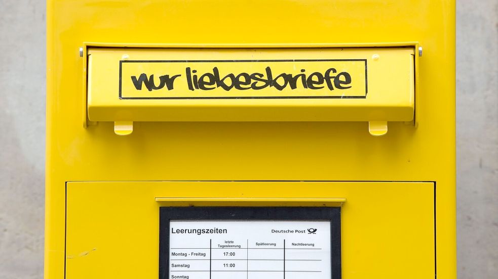 Auch für Verfasser von Liebesbriefen wird es vermutlich teurer. Foto: Sebastian Kahnert/dpa-Zentralbild/dpa