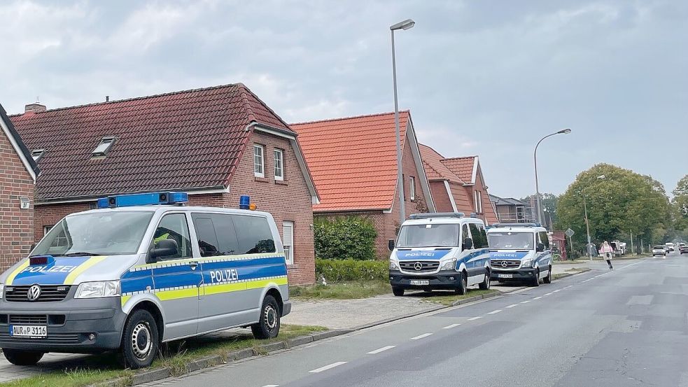 Die Polizei parkt an der Hohen Loga in Leer. In einem der Häuser hat es eine Wohnungsdurchsuchung gegeben. Foto: Nording