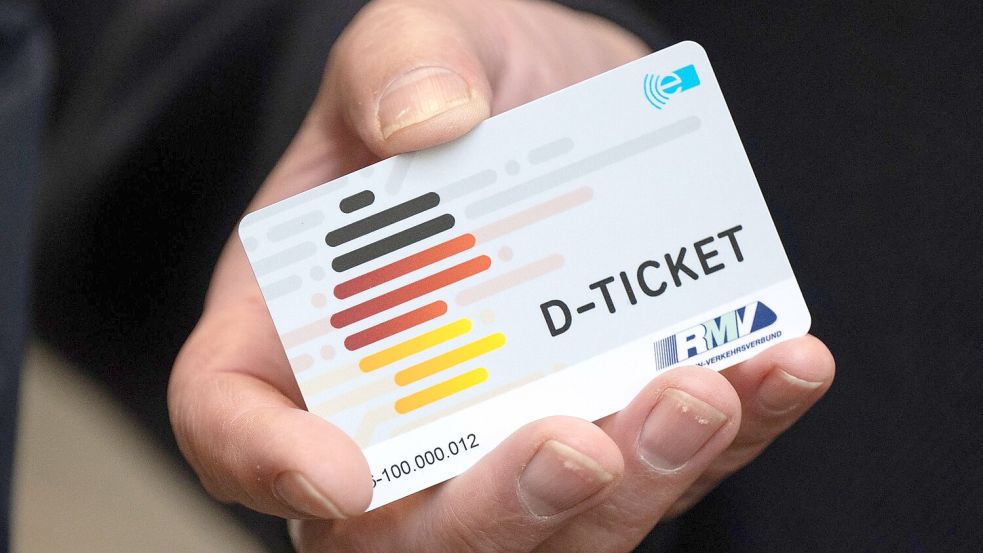 Der Städtetag fordert eine langfristige Finanzierung des Deutschlandtickets. Foto: Boris Roessler/dpa