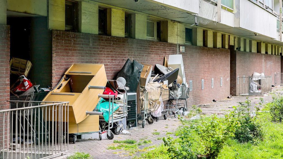 Auf der Rückseite eines Hochhauses an der Ottostraße ist von Hausmeistern eingesammelter Sperrmüll gelagert. (Archivbild) Foto: Christoph Reichwein/dpa