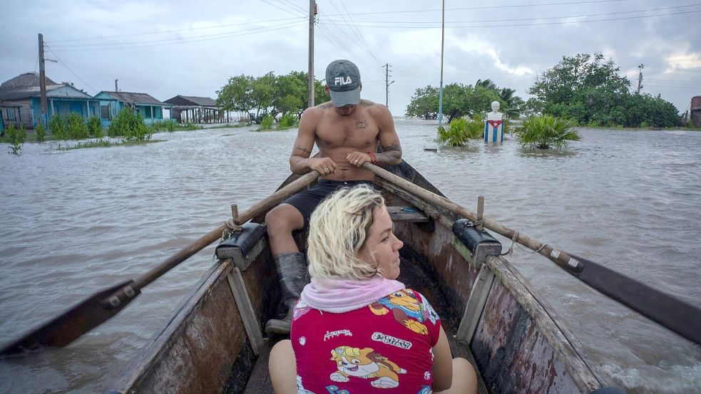 Mehrere Ortschaften in Kuba waren von der Außenwelt abgeschnitten. Foto: Ramon Espinosa/AP/dpa