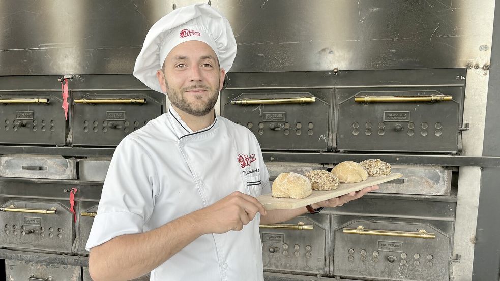 Milan Rämmele ist Bäcker und Verkaufsleiter bei Ripken. Hier steht er vor den Holzöfen, die den Ciabatta-Brötchen ein besonderes Aroma verleihen.