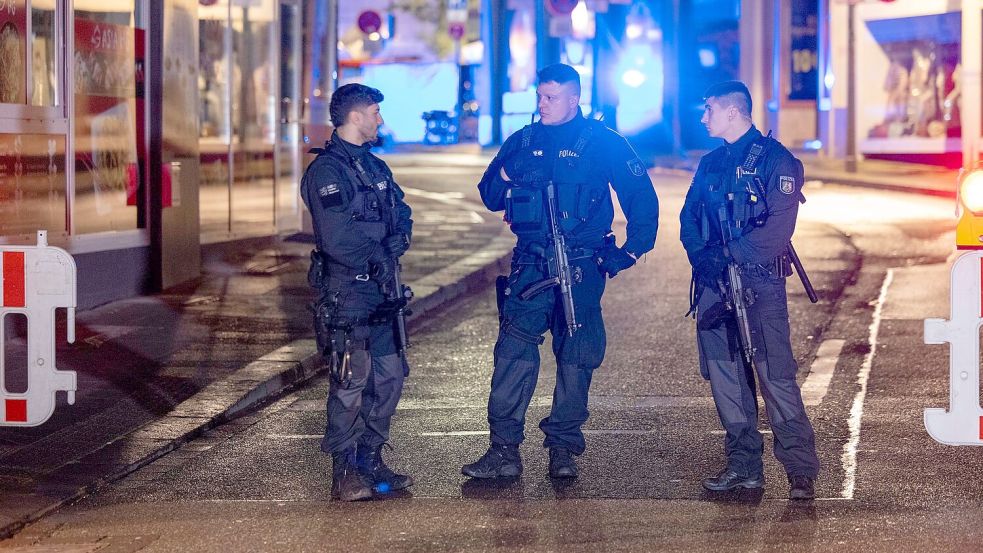 Polizisten stehen nach dem Terroranschlag von Solingen in der Innenstadt. (Archivbild) Foto: Thomas Banneyer/dpa