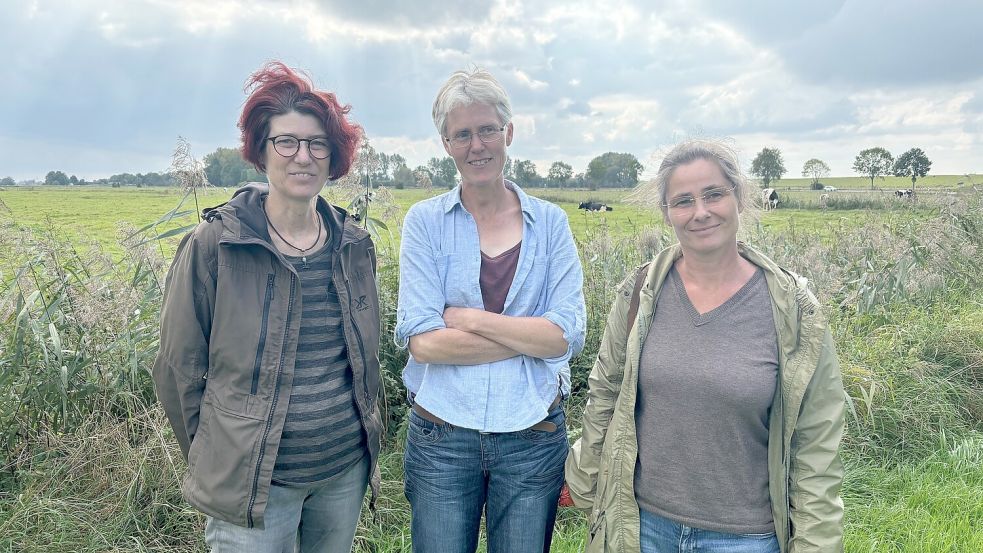 Gerlind Rose (von links), Marike Boekhoff und Susanne Tammena stellten die Ziele der neuen Interessengemeinschaft lebenswertes Westoverledingen vor. Die IG wehrt sich gegen die Ausweisung von Vorranggebieten für den Ausbau von Windkraft in Westoverledingen. Foto: Ammermann