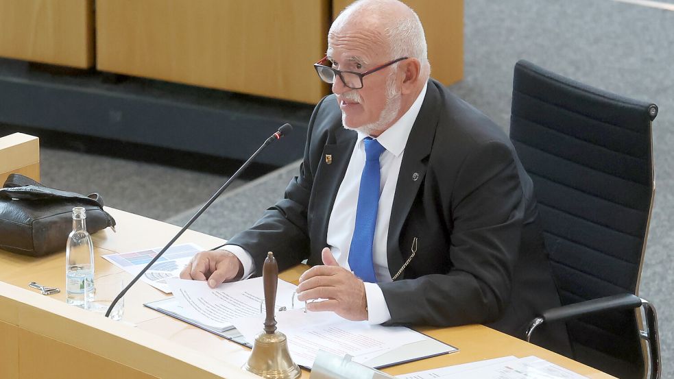 Jürgen Treutler (AfD), Alterspräsident des Landtags, bei seiner Ansprache während der konstituierenden Sitzung des Thüringer Landtags. Foto: dpa/Bodo Schackow