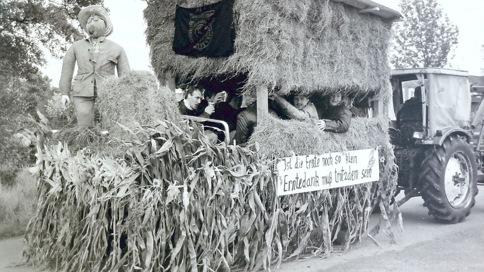 Ein Blick ins Jahr 1993: So wurde der erste Ernteumzug durch Völlenerkönigsfehn gefeiert.