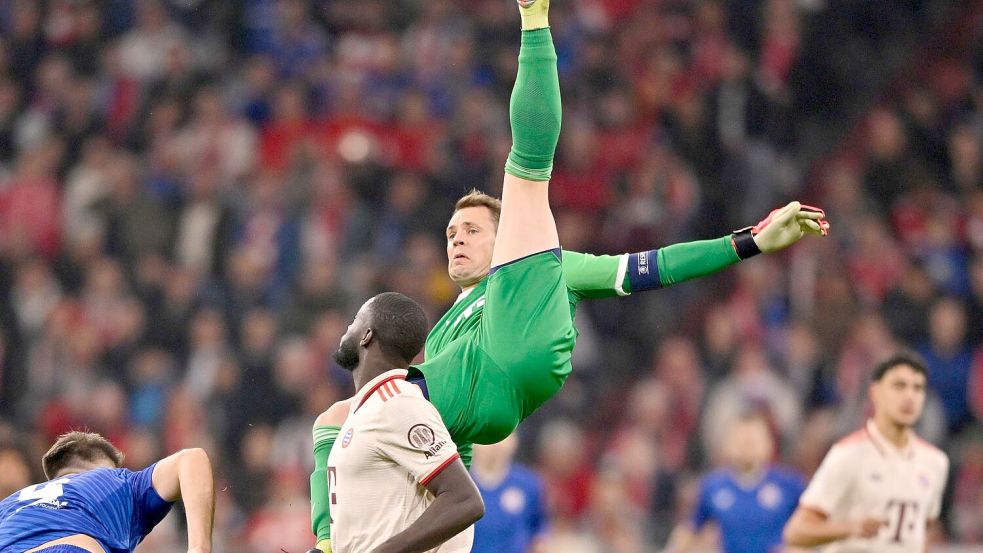 Bei dieser Rettungstat gegen Zagreb verletzt sich Manuel Neuer (oben). Foto: Michael Weber/Eibner-Pressefoto/dpa