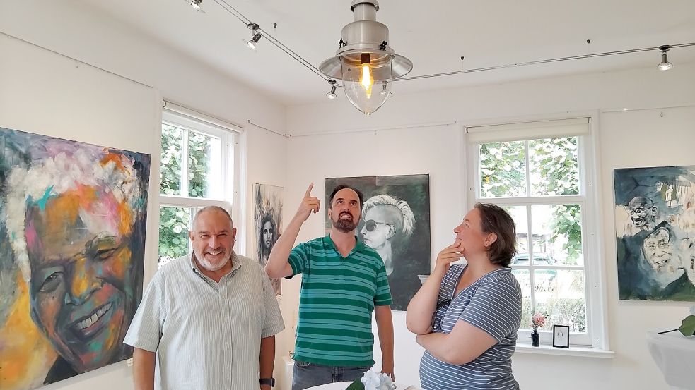 Peter Bösken, Marijn van Zoggel und Linda Polmann (Beiratsmitglied Kulturring und Kunstkreis Rhauderfehn) sehen das aktuelle Beleuchtungssystem im vorderen Bereich der Galerie mit kritischen Augen. Foto: Scherzer