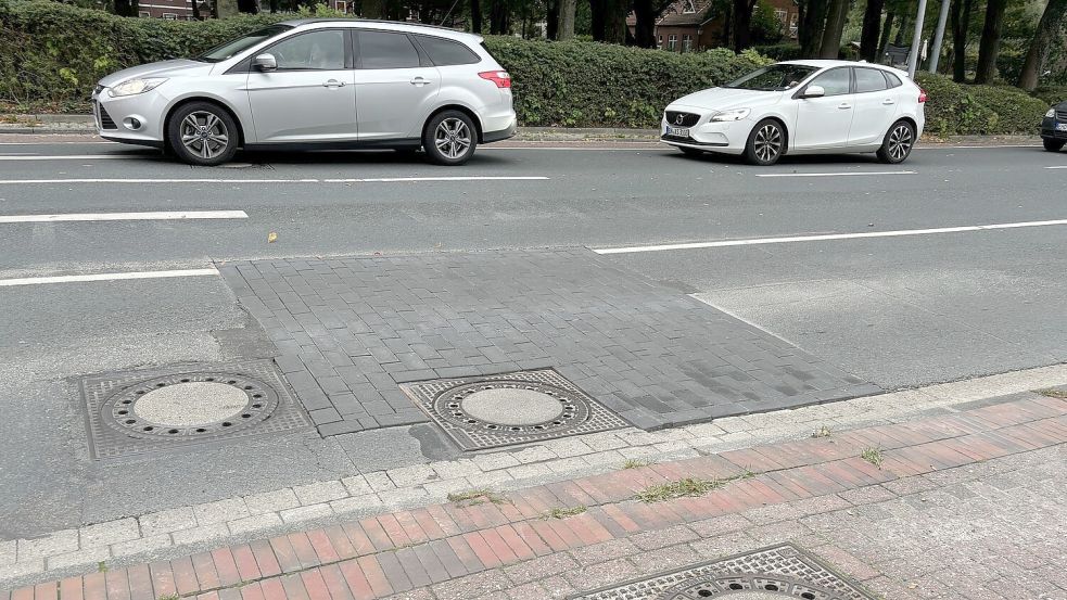 Das Loch in der Ringstraße in Emden ist bereits Geschichte, die beschädigte Leitung darunter aber noch nicht. Foto: Groenendaal