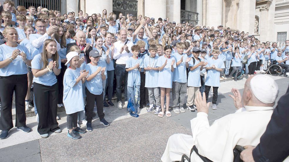 Die gesamte Schulgemeinschaft mit Papst Franziskus auf den Stufen des Petersdomes. Foto: LSG