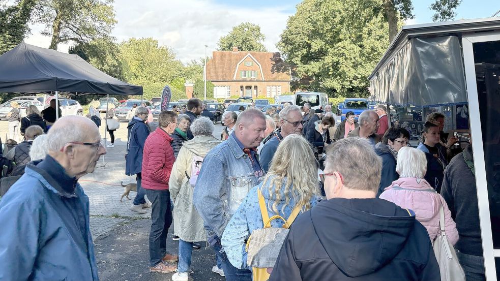 Der erste Nachmittagsmarkt in Remels war gut besucht. Foto: Heinig