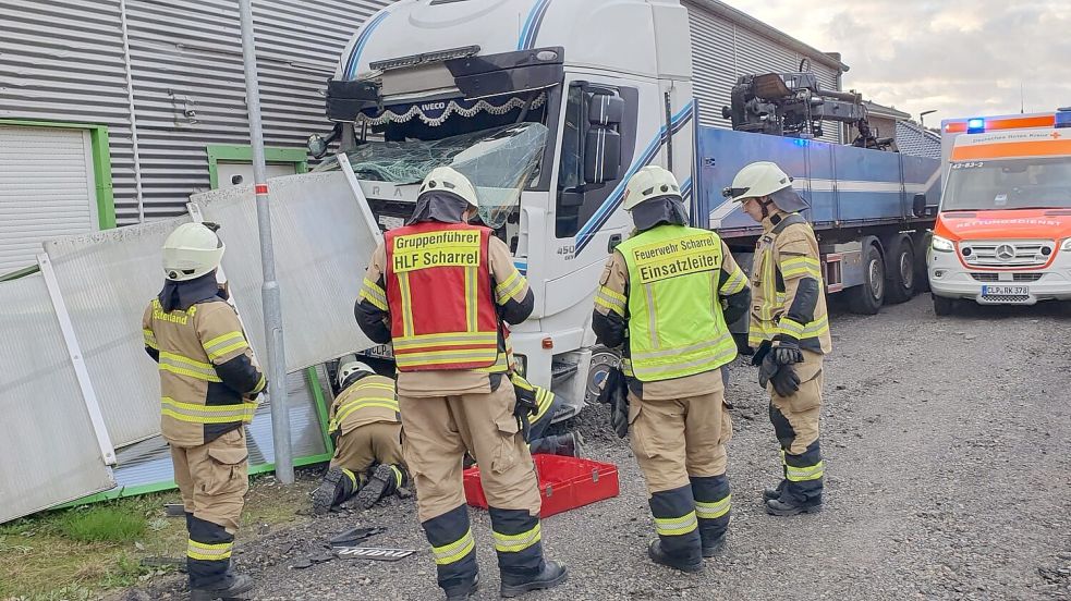 Die Einsatzkräfte der Feuerwehr Scharrel mussten Kühlflüssigkeit auffangen. Foto: Feuerwehr Scharrel