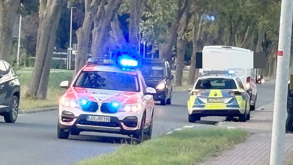 Polizei, Notarzt und auch Rettungswagen mussten am Donnerstag zu einem Unfall an die Schulstraße in Holterfehn ausrücken. Foto: Zein