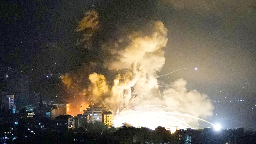 Israel setzt seine massiven Angriffe im Raum Beirut fort. Foto: Hassan Ammar/AP/dpa