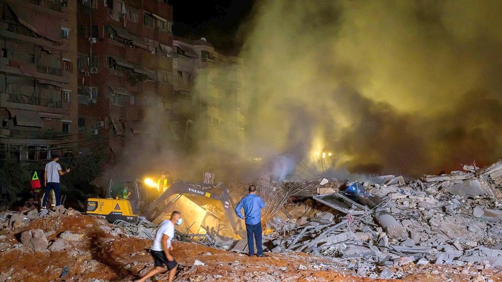 Rettungskräfte suchen in Beirut nach Überlebenden. Foto: Marwan Naaman/dpa