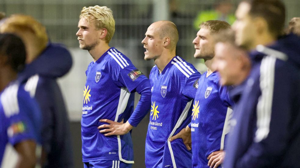 Die Enttäuschung war den Emder Spielern nach der 0:1-Niederlage gegen Drochtersen anzusehen. Fotos: Doden, Emden