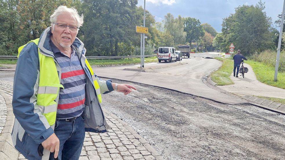 Ortsvorsteher Bernhard Siemons hat seit Jahren auf die Gefahren am Kreisel in Stapelmoor hingewiesen. Jetzt werden seine Forderungen umgesetzt. Foto: Gettkowski