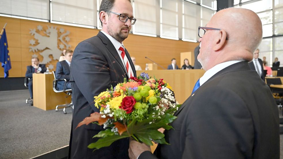 Thadäus König (CDU) ist neuer Landtagspräsident in Thüringen. Der massiv in die Kritik geratene Alterspräsident Jürgen Treutler (AfD) gratulierte ihm. Foto: Martin Schutt/dpa