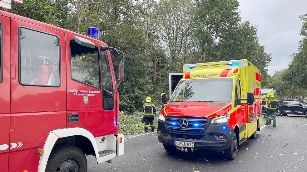 Die Feuerwehren aus Brookmerland und Aurich rückten am Freitag zu mehreren sturmbedingten Einsätzen aus. Foto: Justin Herzig