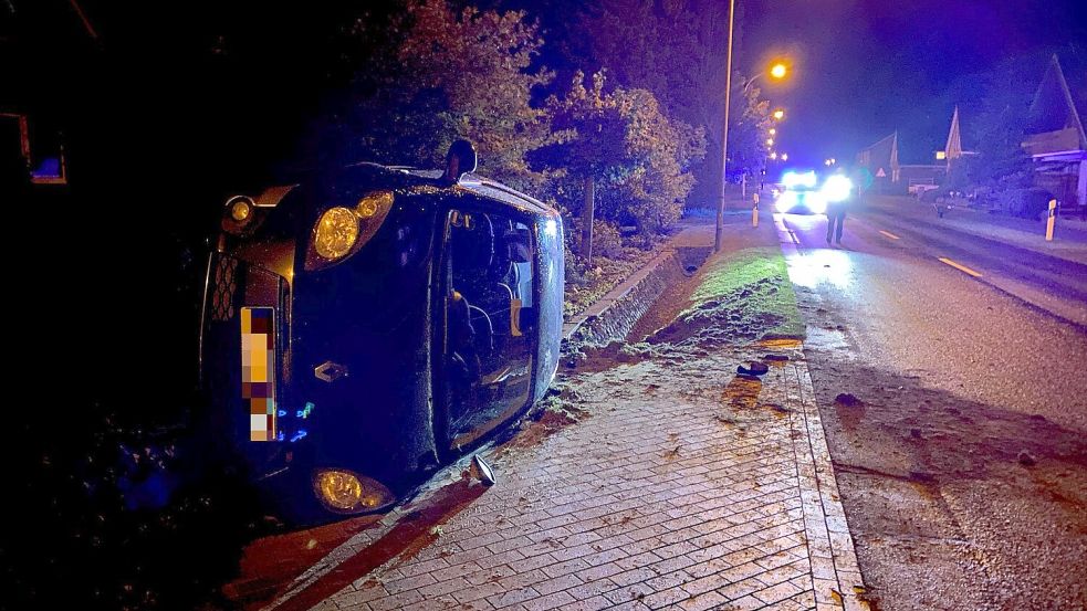 Der Fahrer war mit seinem Wagen von der Ihrener Straße abgekommen, dann in einen Graben gefahren und anschließend auf einer Auffahrt auf der Seite liegend zum Stillstand gekommen. Foto: M. Ammermann