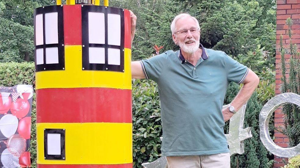 Bild 1: Eckhard Schulte aus Marienheil hat den Leuchtturm von den Nachbarn „Nauberskupp“ zum 70 Geburtstag bekommen. Fotos: Privat