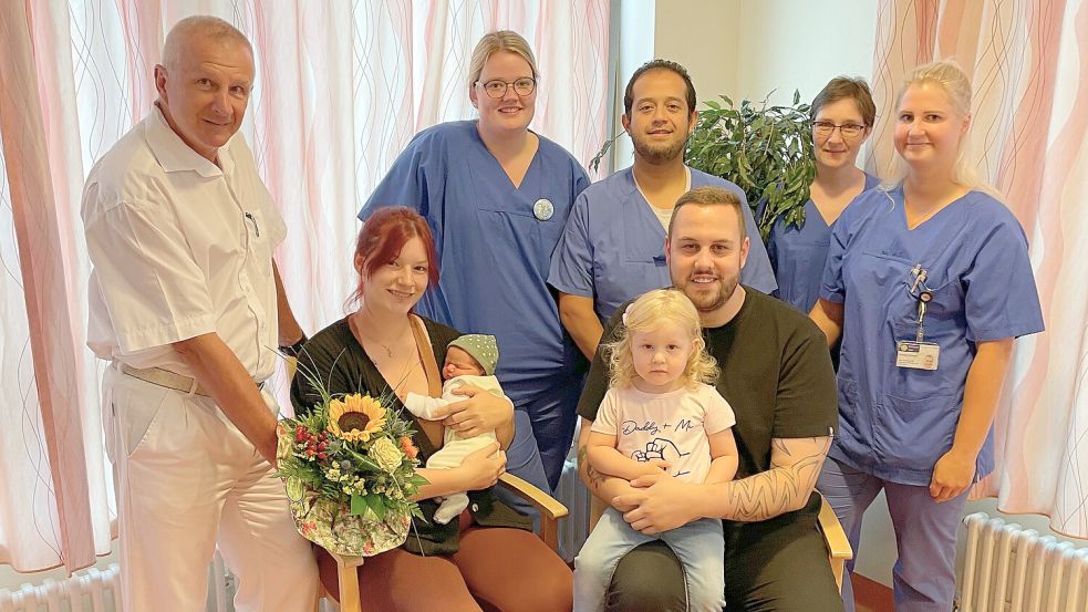 Die glücklichen Eltern Fenna und Kai Matzellus mit ihren Kindern Theodor Jonas und Juna und den Mitarbeitenden aus der Geburtshilfe. Foto: Klinikum Leer