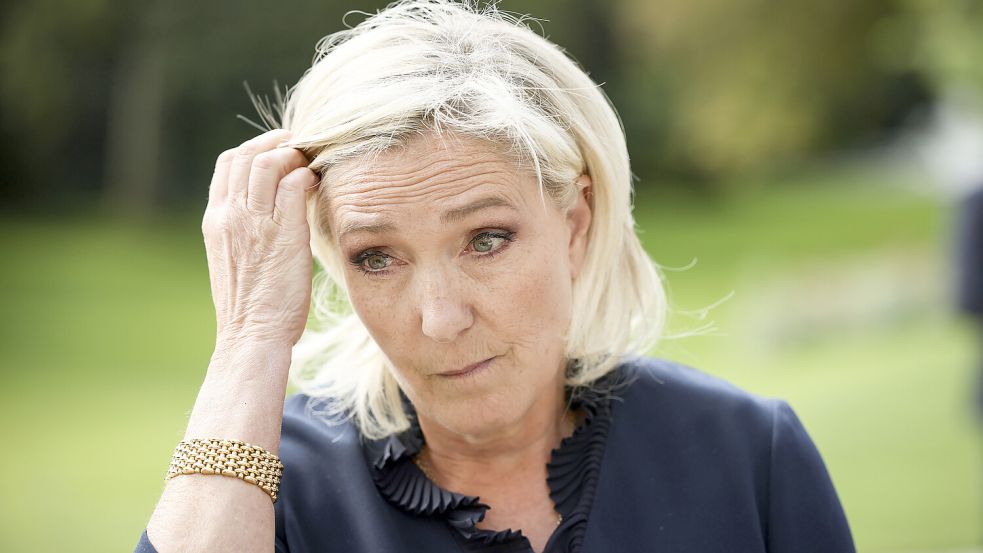 Der RN-Chefin Marine Le Pen und anderen Führungsfiguren wird vorgeworfen, dass mehrere Assistenten von Europaabgeordneten in Wahrheit auf EU-Kosten für die Partei gearbeitet haben sollen. Foto: dpa/Thomas Padilla