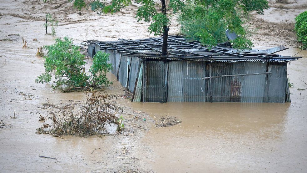 Seit Tagen kämpft der Himalaya-Staat mit heftigem Monsunregen. Foto: Gopen Rai/AP/dpa