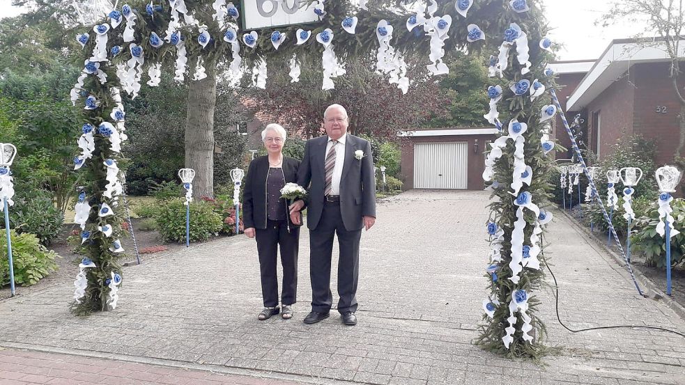 Bild 3: Zur Diamant-Hochzeit bekamen Heinrich und Ursula Gerdes aus Ostrhauderfehn einen Bogen von ihren Nachbarn.