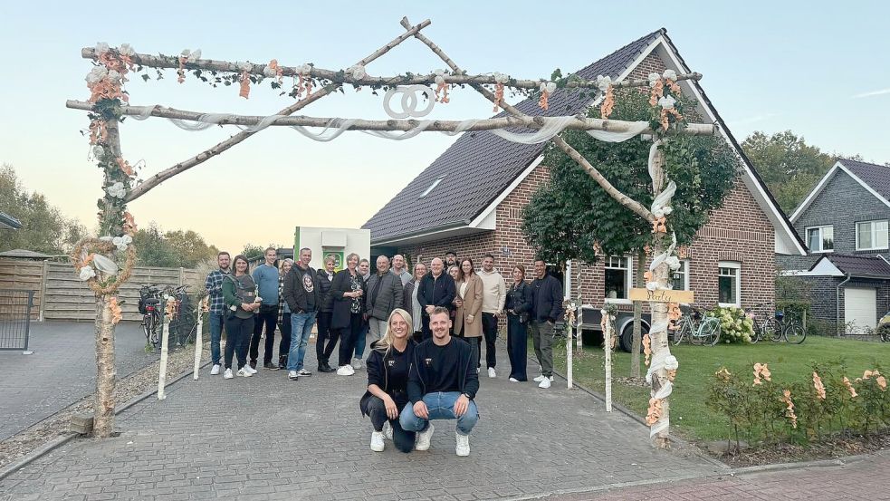 Bild 5: Die Nachbarschaft aus der Schulstraße in Holterfehn hat für das Brautpaar Yvonne Dunker und David Jenne einen schönen Bogen gemacht.