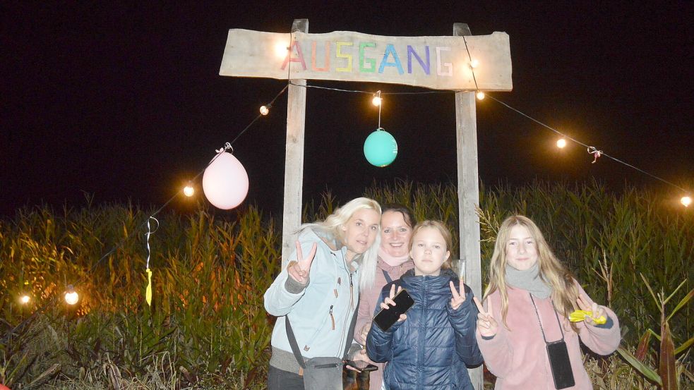 Diese vier Besucherinnen hatten das Maislabyrinth in Klostermoor erfolgreich absolviert und ließen sich am Ausgang fotografieren. Fotos: Weers