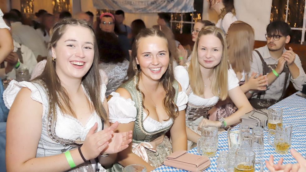 Viele Besucher hatten sich extra für das Oktoberfest bayrisch eingekleidet. Fotos: Passmann