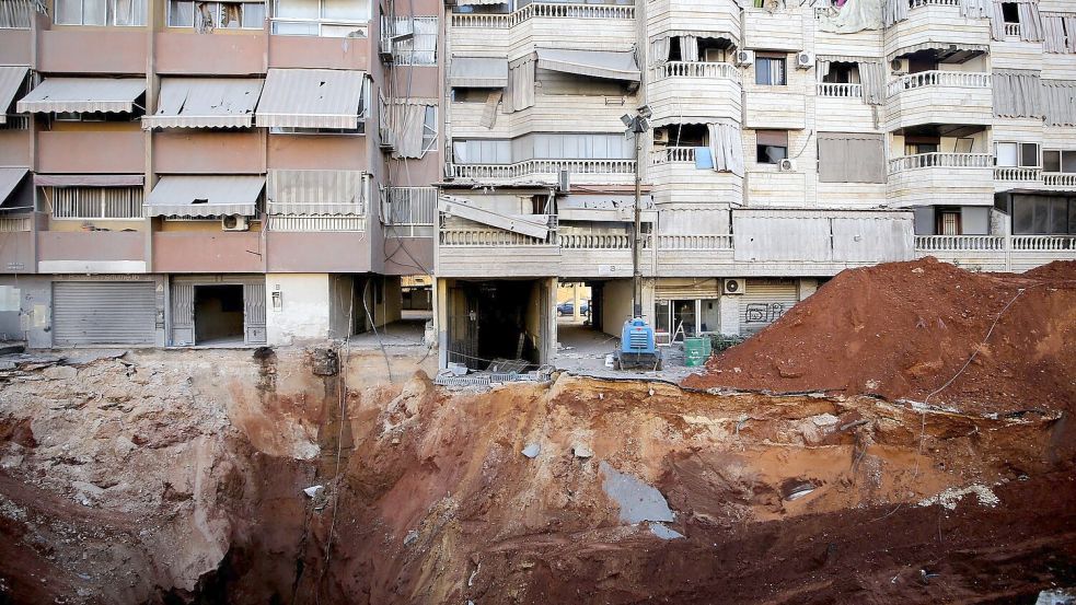 Ein riesiger Krater zeugt von dem israelischen Luftangriff auf das ehemalige Hauptquartier der Hisbollah. Foto: Marwan Naamani/dpa