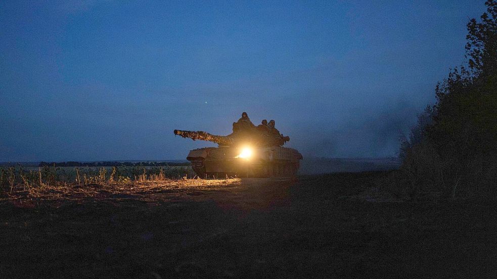 Schwere Kämpfe in der Ostukraine dauern an. (Archivbild) Foto: Evgeniy Maloletka/AP