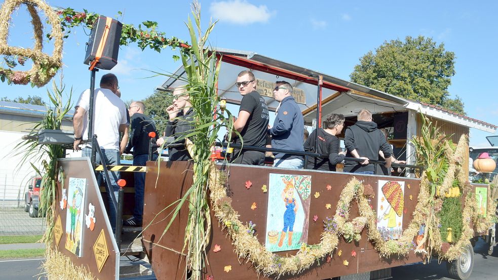 Beim Ernteumzug in Völlenerkönigsfehn waren 79 Wagen. Fotos: Weers