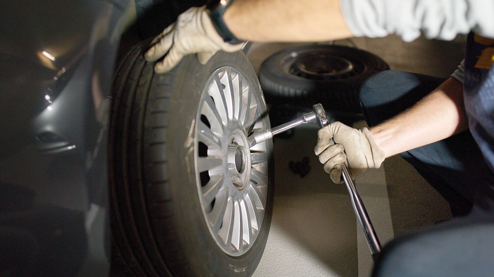 Die Winterreifen oder Sommerreifen aufzuziehen, können Autofahrer in der Regel mit wenigen Hilfsmitteln auch selbst erledigen. Foto: IMAGO / Action Pictures