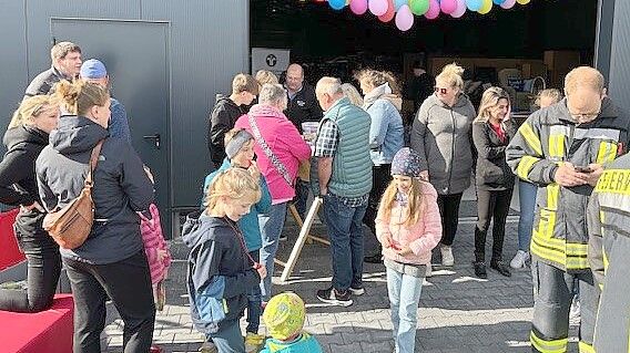 Viele Besucher waren zum Tag der offenen Tür der beiden Firmen ins Gewerbegebiet gekommen. Foto: Ammermann