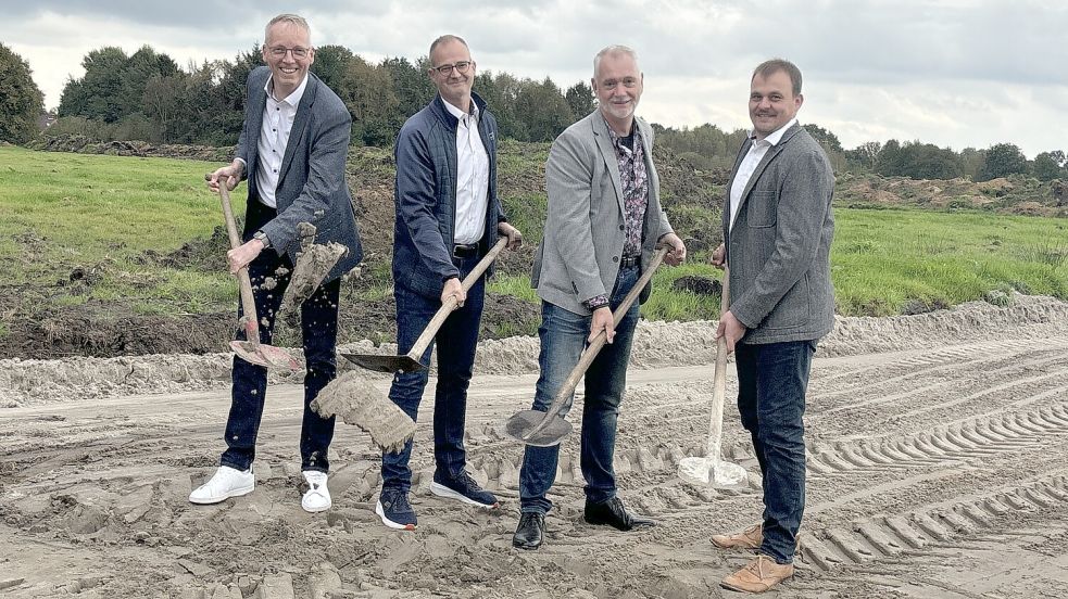 Beim Spatenstich für das neue Baugebiet: (von links) Uwe Brechtezende (Volksbank Westrhauderfehn), Guido Meyer (Bauamt der Gemeinde Ostrhauderfehn), Bürgermeister Günter Harders und Andreas Rademacher (Volksbank Immobilien). Fotos: Zein