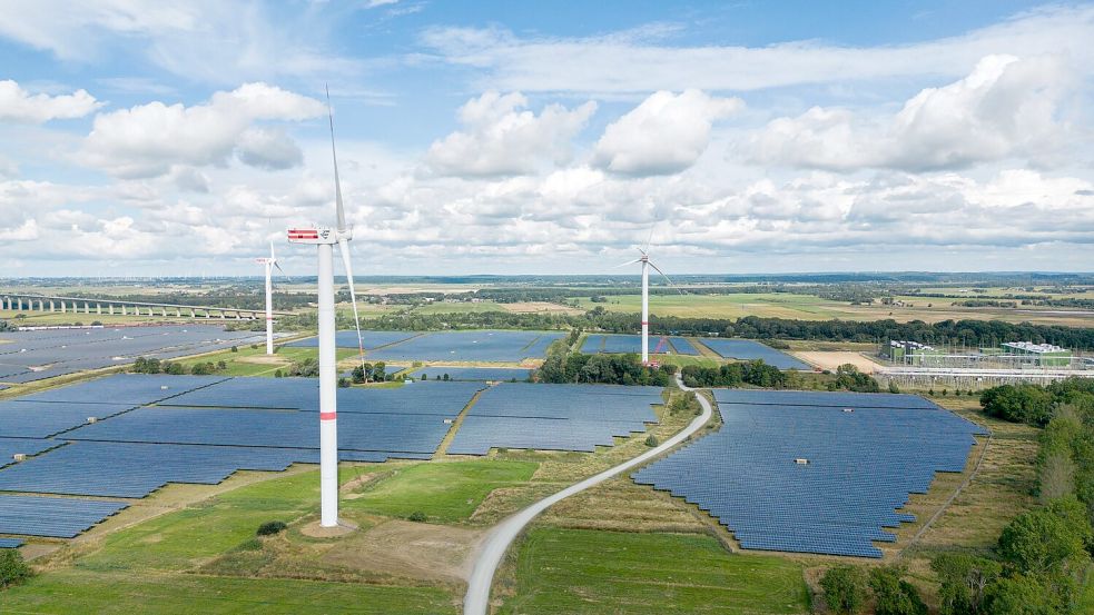 Mehr als jede zweite in Deutschland verbrauchte Kilowattstunde Strom stammt 2024 bislang aus erneuerbaren Quellen. Foto: Daniel Reinhardt/dpa