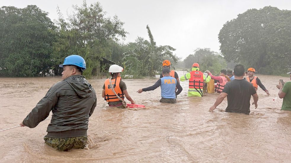 Die Menschen wateten vielerorts durch hüfthohe Wassermassen. Foto: Bernie Dela Cruz/AP