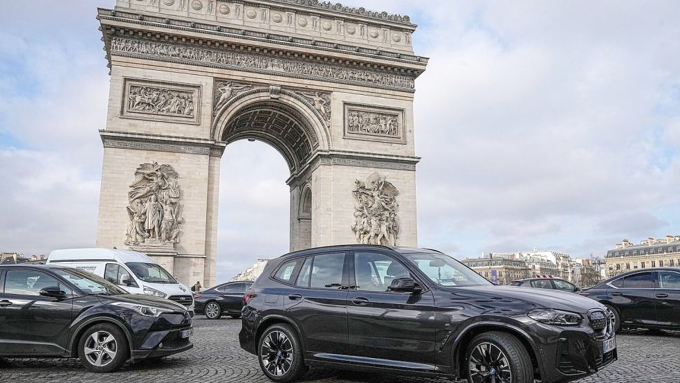 Wer mit einem schweren Auto nach Paris kommt, muss für das Parken tiefer in die Tasche greifen. (Archivbild) Foto: Michel Euler/AP/dpa