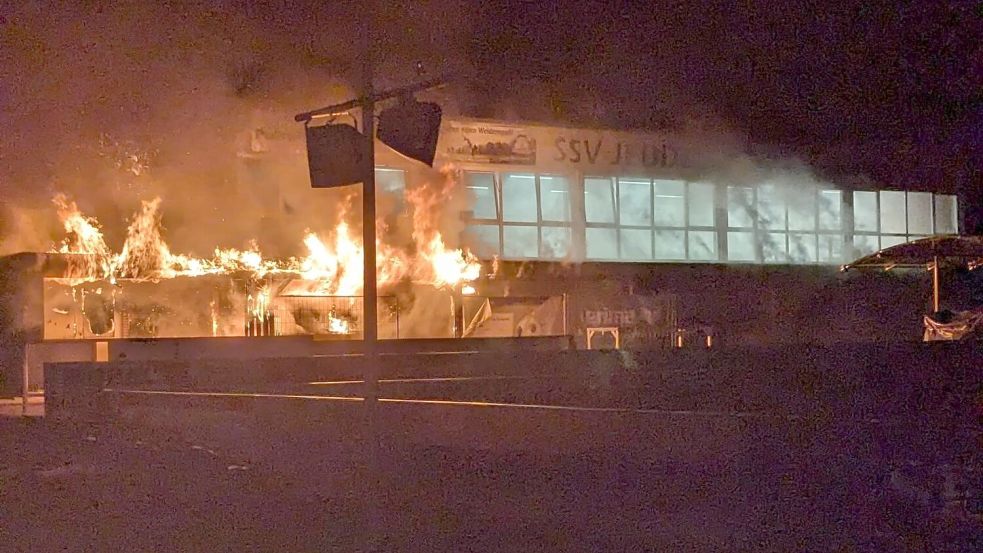 Sonntagabend brannte die Sporthalle in Jeddeloh. 150 Feuerwehrleute von mehreren Feuerwehren waren letztlich im Einsatz, um den Brand zu löschen. Der Hallenanbau ist zerstört, der Rest vielleicht auch nicht sanierbar. Foto: SSV Jeddeloh