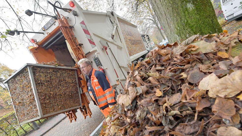 Im Leeraner Stadtgebiet werden Laubkörbe aufgestellt und regelmäßig geleert. Foto: Ortgies/Archiv