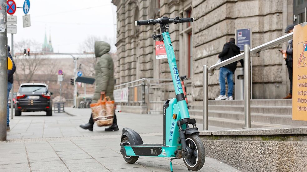 Die türkisfarbenen E-Scooter der Marke Tier erhalten bald einen neuen Anstrich (Archivbild). Foto: Daniel Löb/dpa