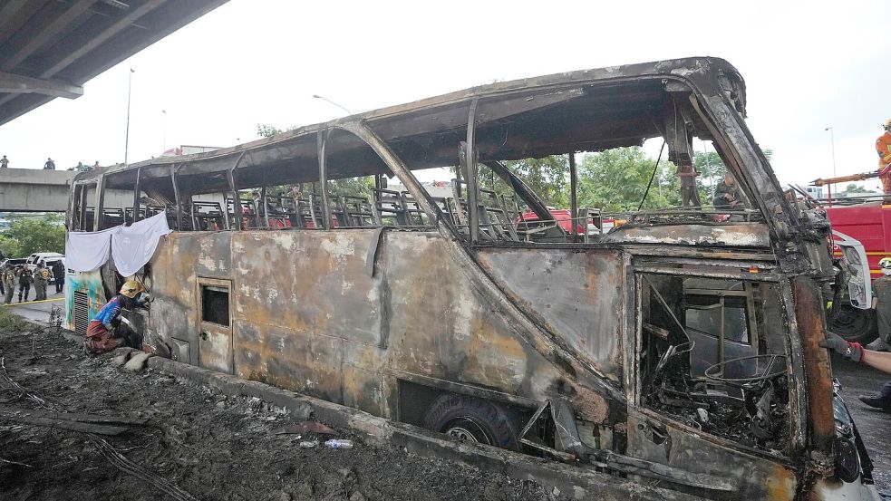 Der Bus, der gasbetrieben gewesen sein soll, brannte lichterloh. Foto: Sakchai Lalit/AP/dpa