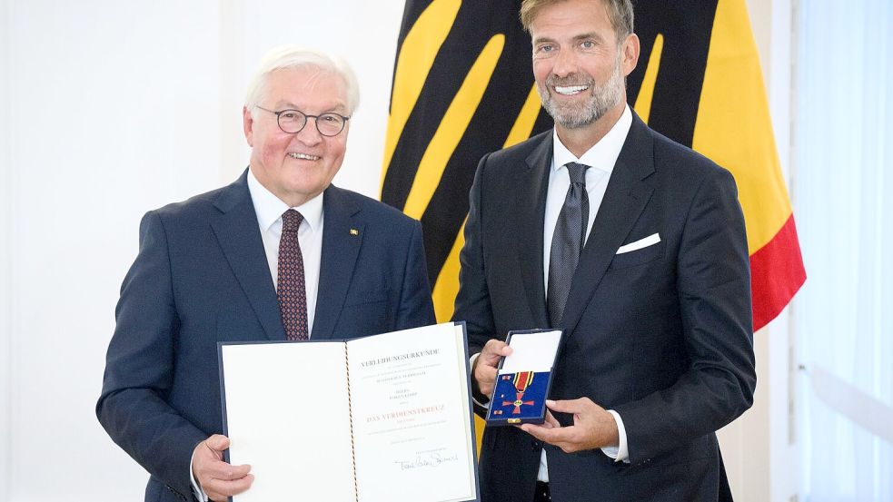 Jürgen Klopp hat den Verdienstorden erhalten und das Thema Bundestrainer ausgeblendet. Foto: Bernd von Jutrczenka/dpa